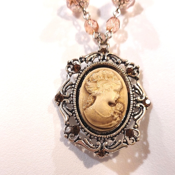 Ruffles & Stripes Women's Victorian Style Cameo Necklace & Drop Earrings Set NWT - Picture 3 of 8